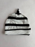 Babymössa med Knut – Off-white & Svart