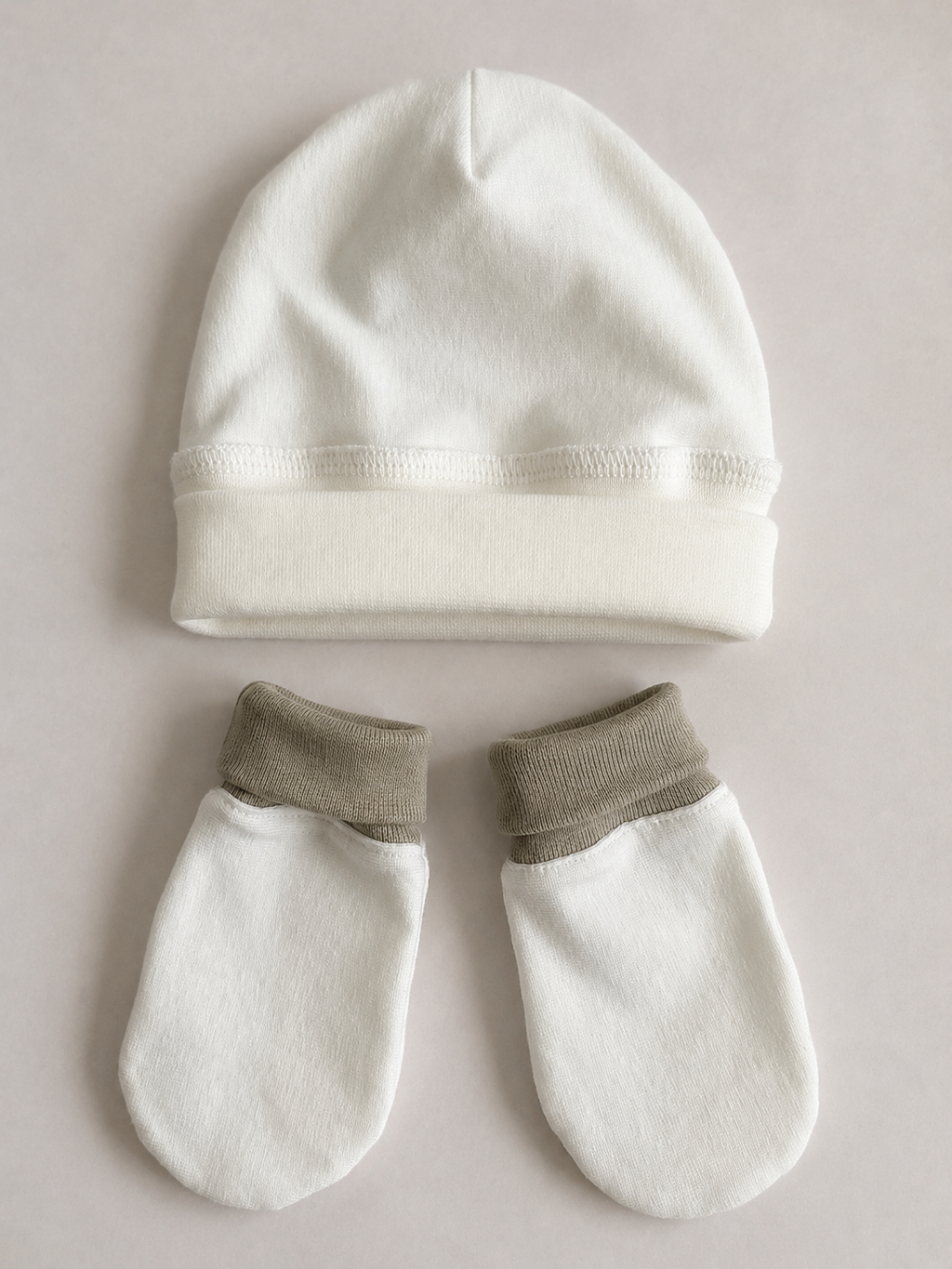 Babygiftset med mössa & vantar – Vit & Salviagrön