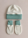 Babygiftset med mössa & vantar – Vit& Aqua Melerad mudd
