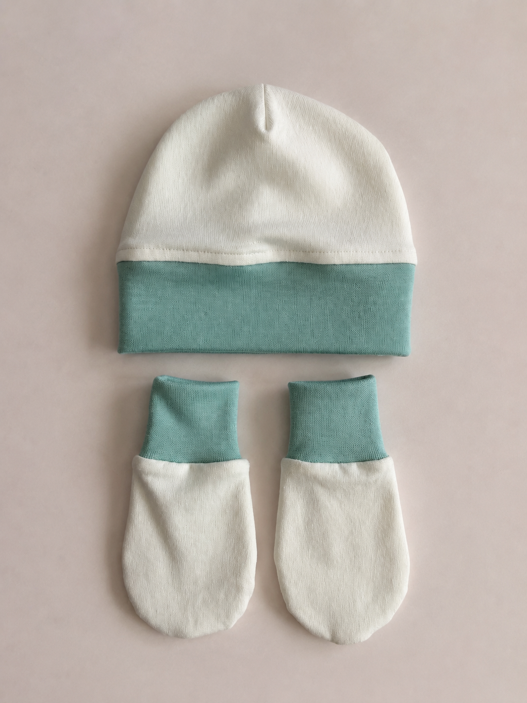 Babygiftset med mössa & vantar – Vit& Aqua Melerad mudd