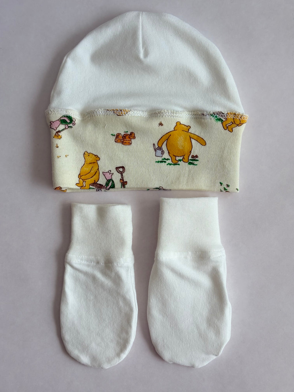Babygiftset med mössa & vantar – Vit & nalle puh mönster