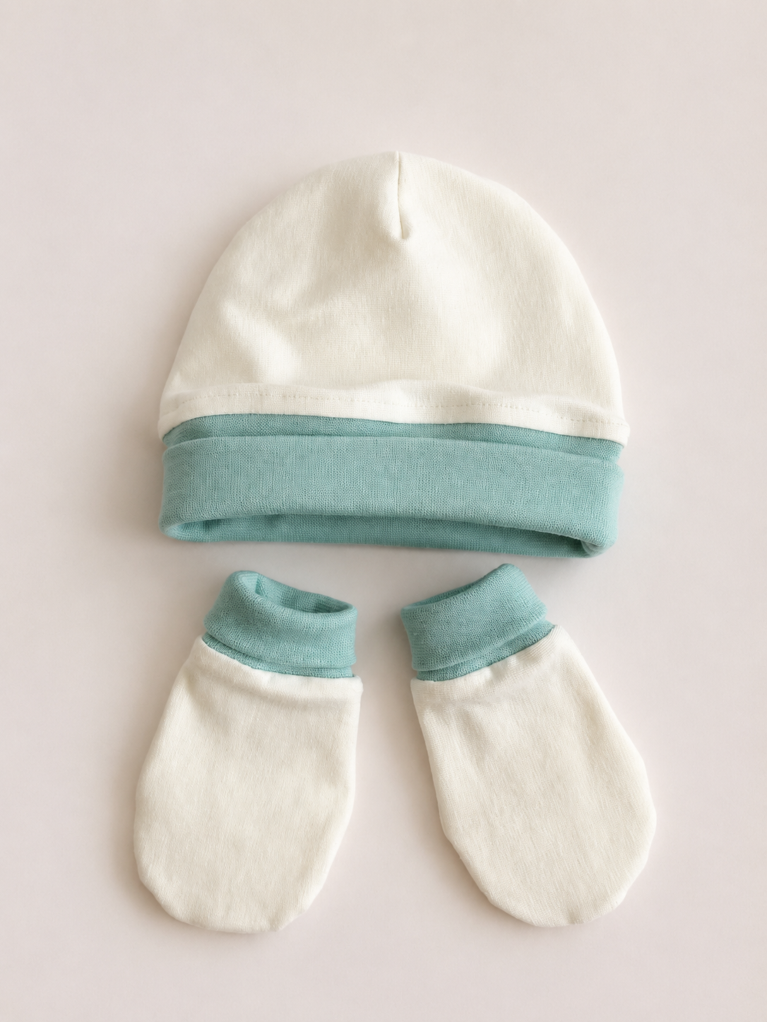 Babygiftset med mössa & vantar – Vit& Aqua Melerad mudd