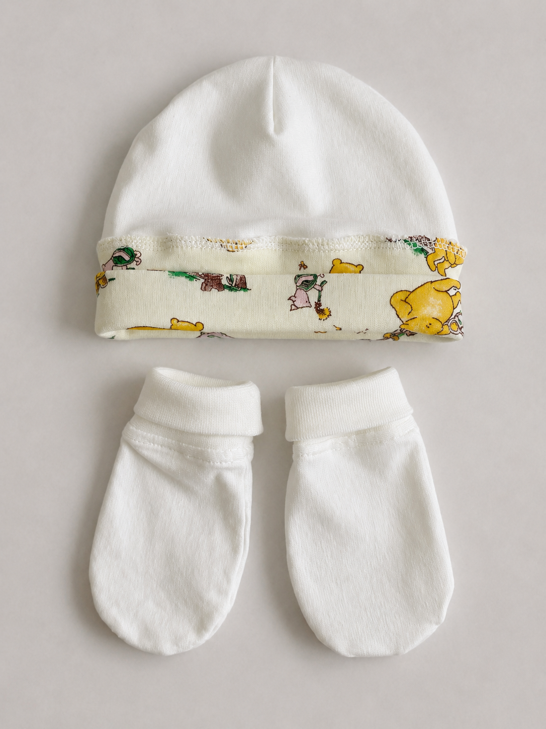 Babygiftset med mössa & vantar – Vit & nalle puh mönster