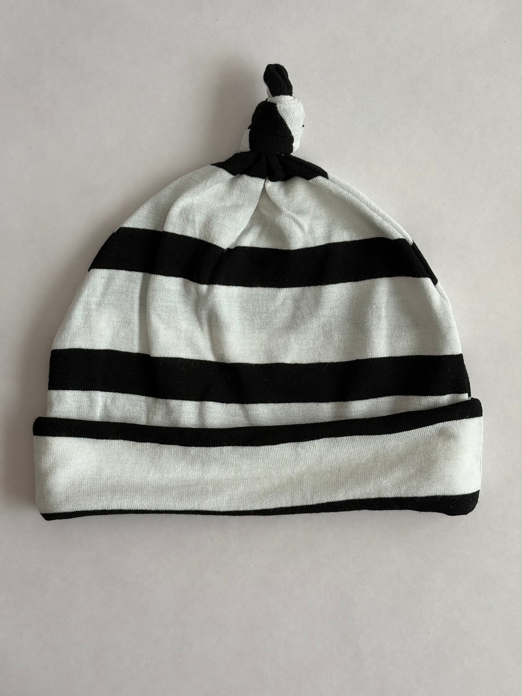 Babymössa med Knut – Off-white & Svart