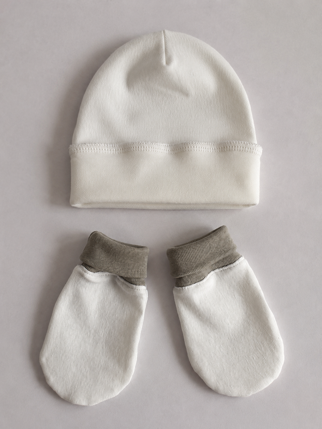 Babygiftset med mössa & vantar – Vit & Salviagrön