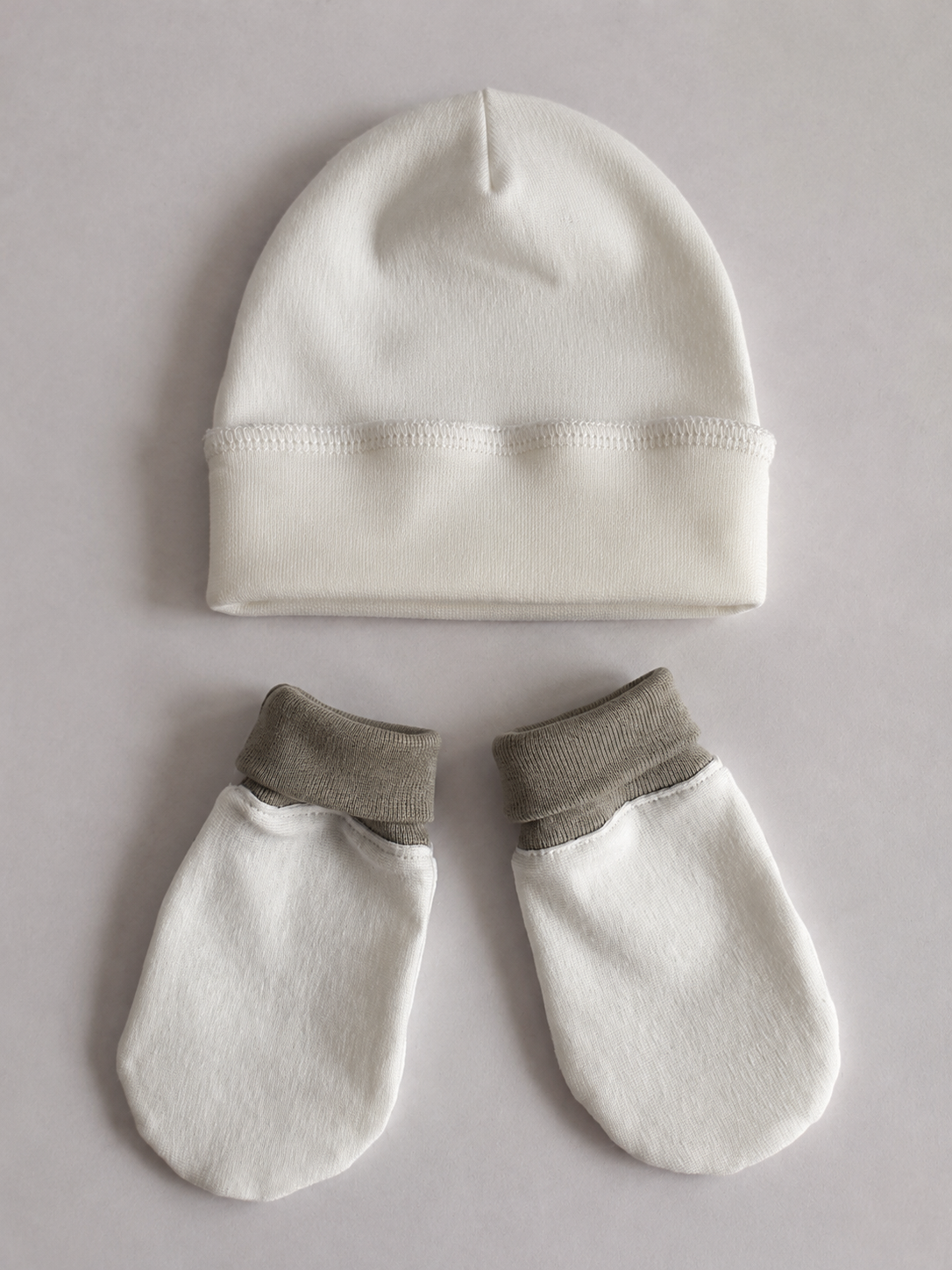 Babygiftset med mössa & vantar – Vit & Salviagrön